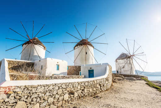 Admirez la mer au pied des moulins à vent de l'île pendant votre voyage à Mykonos.