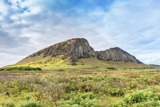 Faites une randonnée sur les flancs du volcan Rano Raraku pendant votre voyage sur l'île de Pâques.