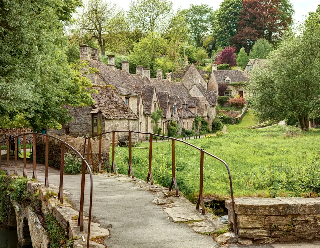 Alte Fußgängerbrücke und traditionellen Cotswold Cottages, Bibury, England, UK