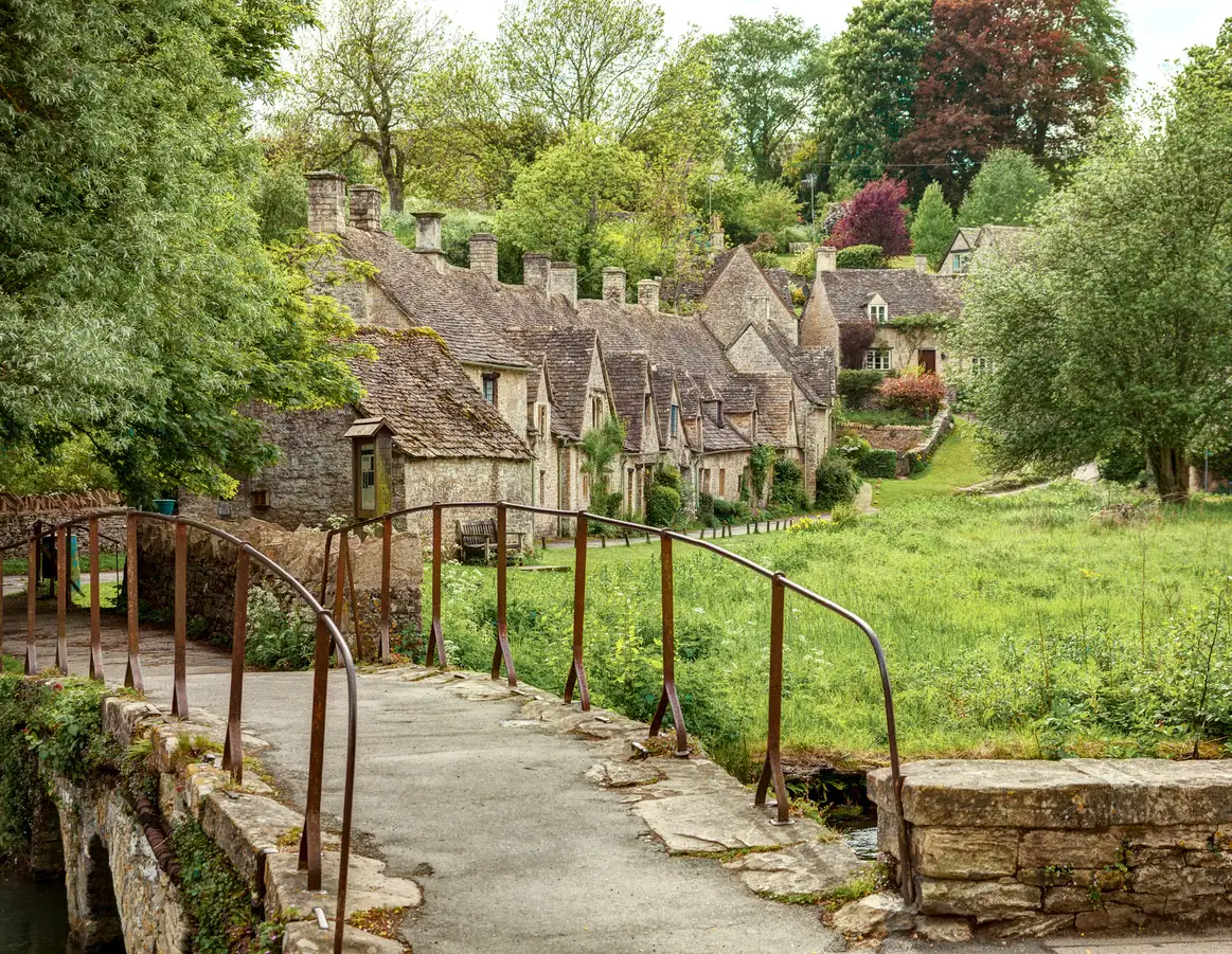 England, Cotswolds, Bibury Alte Fußgängerbrücke und traditionellen Cotswold Cottages, Bibury, England, UK