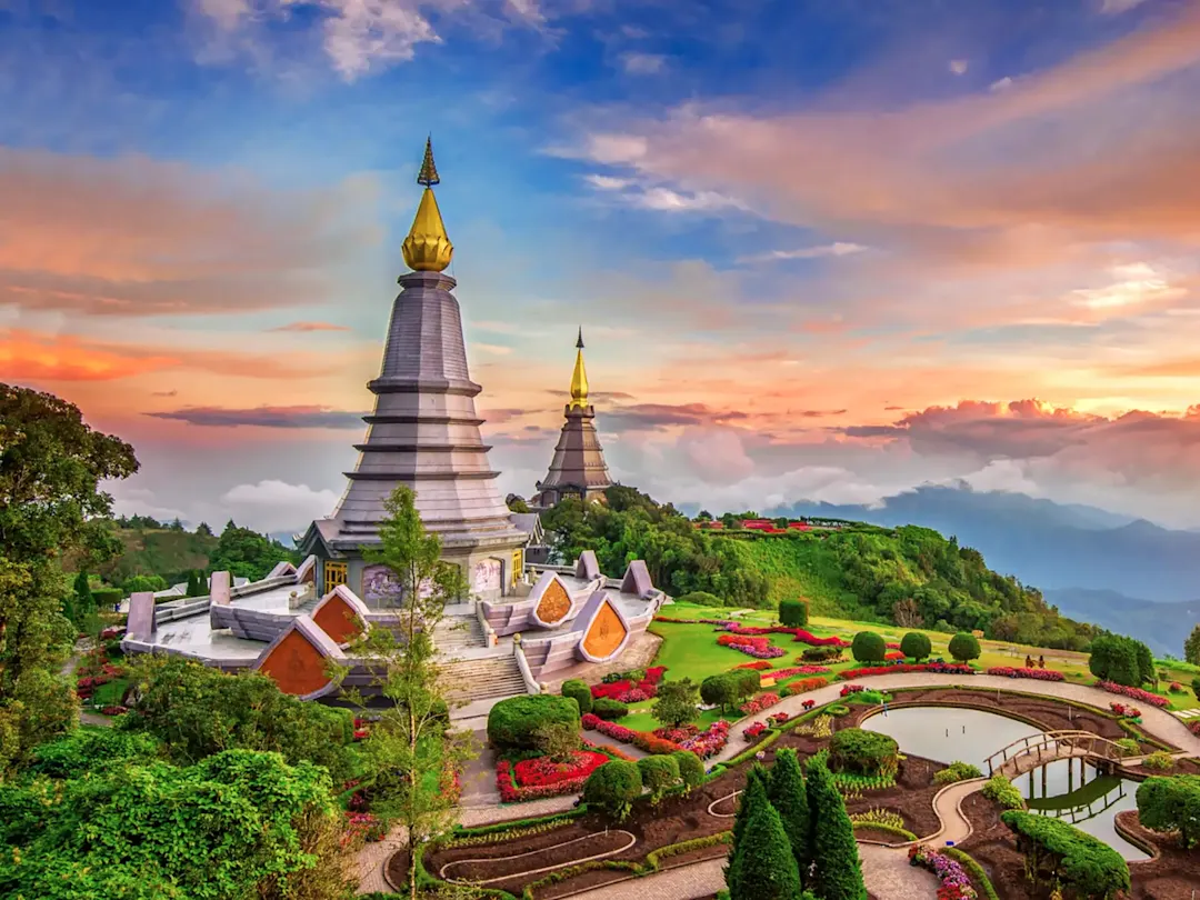 Königspagoden im Sonnenuntergang mit Gärten. Doi Inthanon, Chiang Mai, Thailand.