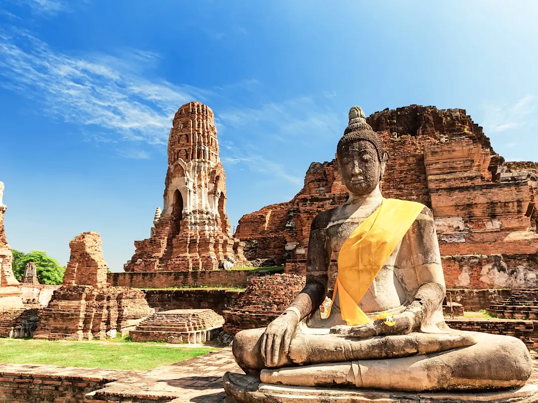 Antike Tempelruinen mit Buddha-Statue. Wat Chaiwatthanaram, Ayutthaya, Thailand.