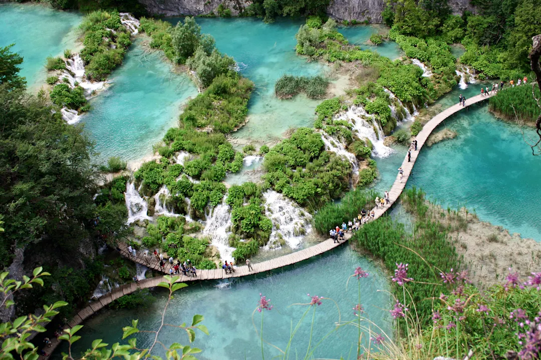 Smaragdgrünes Wasser mit Wasserfällen im Nationalpark. Plitvicer Seen, Lika-Senj, Kroatien.