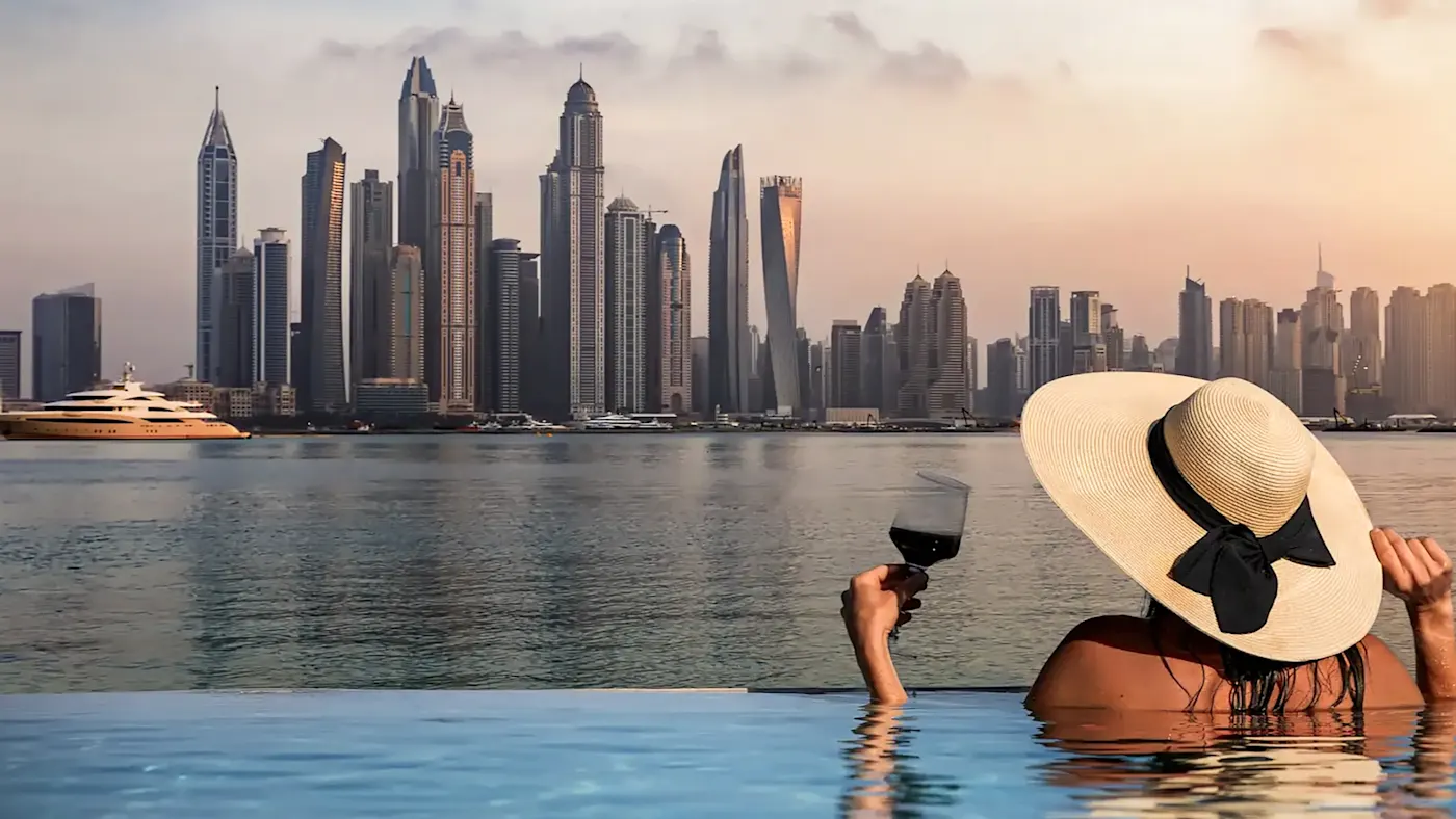 VAE, Dubai Eine Frau genießt den Blick auf die Skyline der Dubai Marina, VAE.