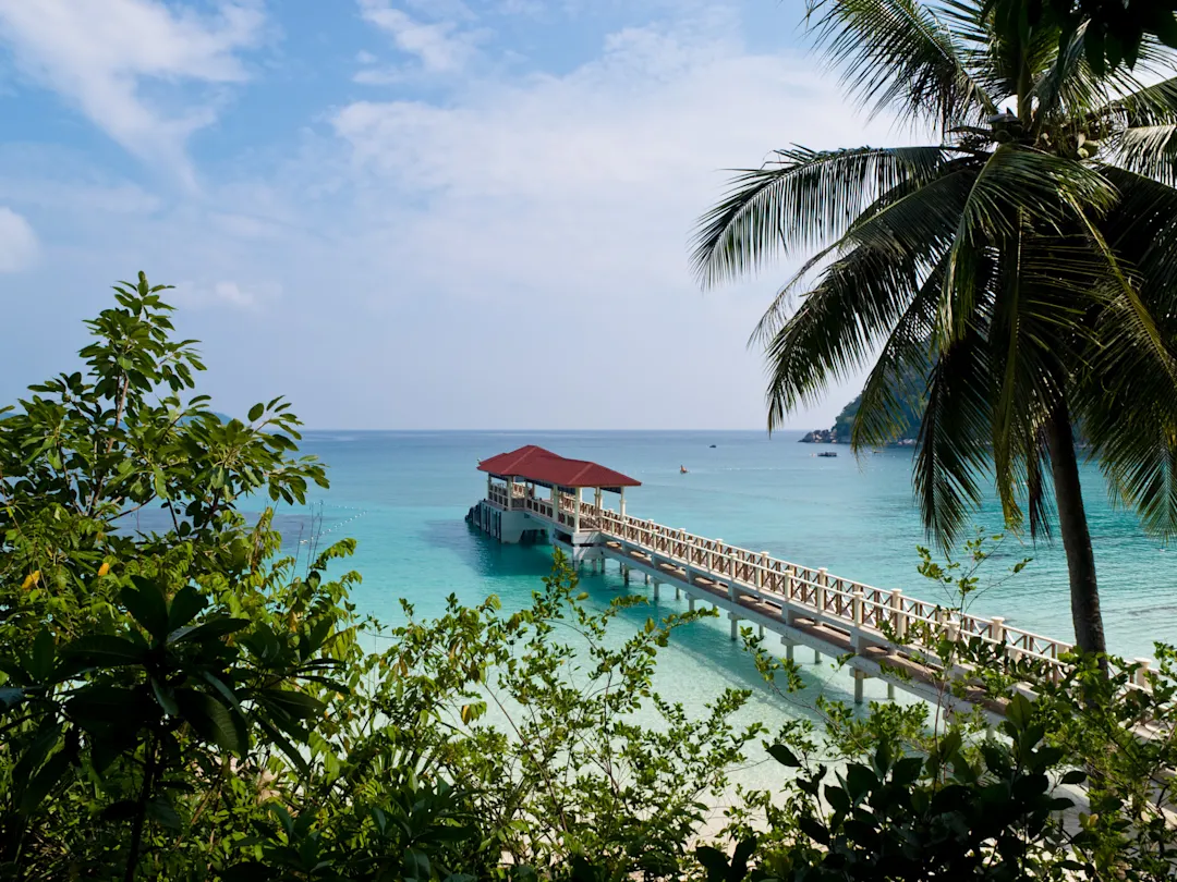 Strandszene mit unberührtem Wasser auf den Perenthischen Inseln, Malaysia