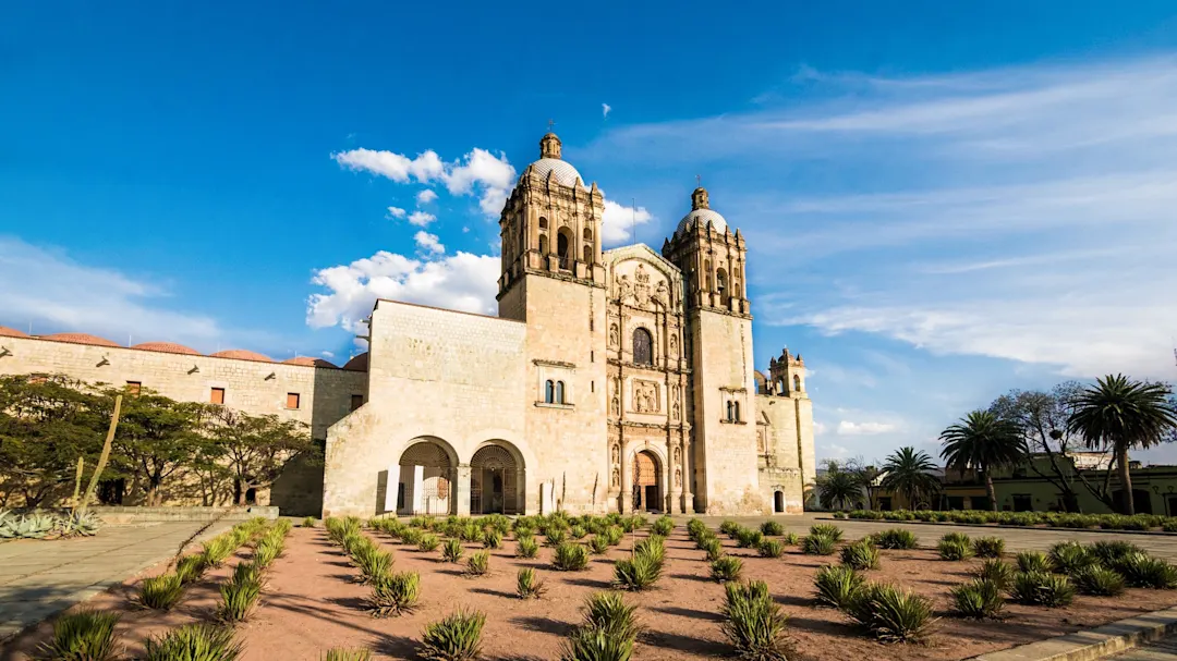 Barocke Kirche Santo Domingo de Guzmán mit gepflegten Gärten und blauem Himmel. Oaxaca, Oaxaca, Mexiko.