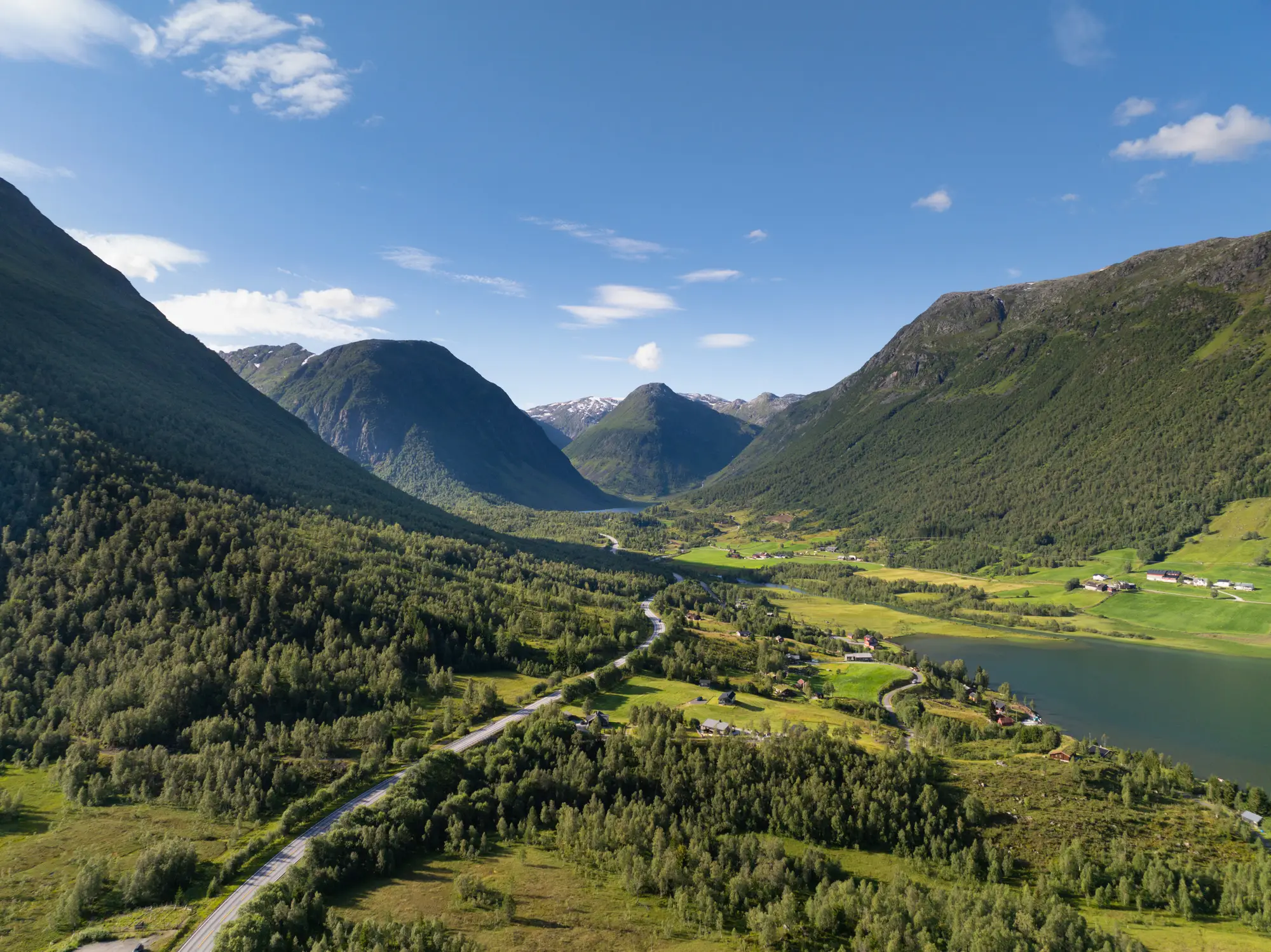 Grüne Berg- und Fjordlandschaft in Sogndal mit Panorama-Straße