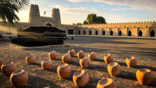 Al Jahili Fort in Al Ain bei Sonnenuntergang