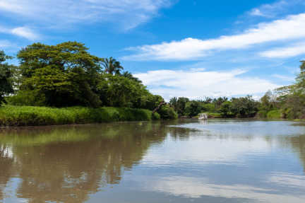 Entdecken Sie auf Ihrer Reise durch Costa Rica den alten Flusshafen von Puerto Viejo de Sarapiqui und genießen Sie die zahlreichen Wassersportaktivitäten.