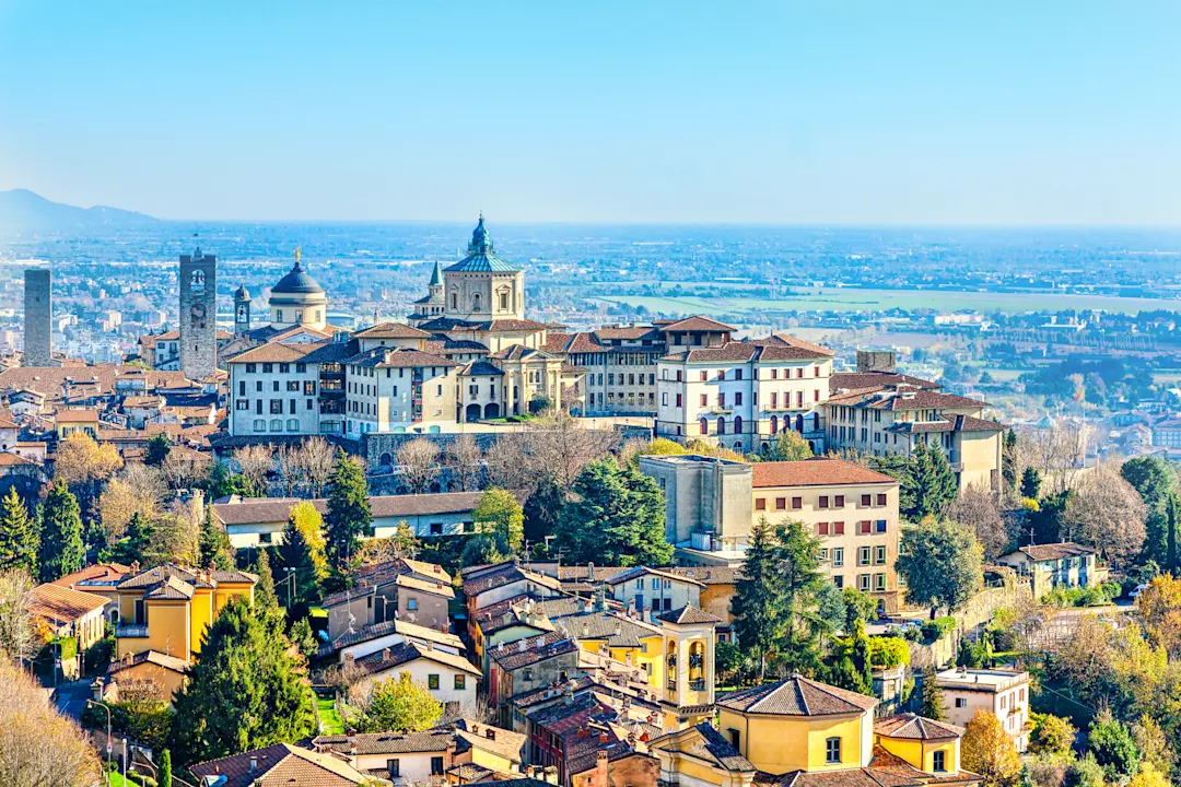 Top-Ansicht von Bergamo - Stadt in der alpinen Lombardei in Norditalien.

