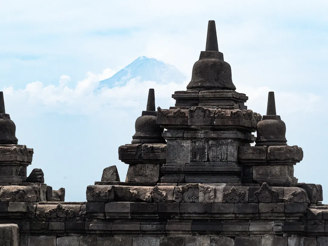 Yogyakarta, Zentraljava, Indonesien Stupa des Borobudur-Tempels mit Vulkan Merapi im Hintergrund, Yogyakarta, Zentraljava, Indonesien.