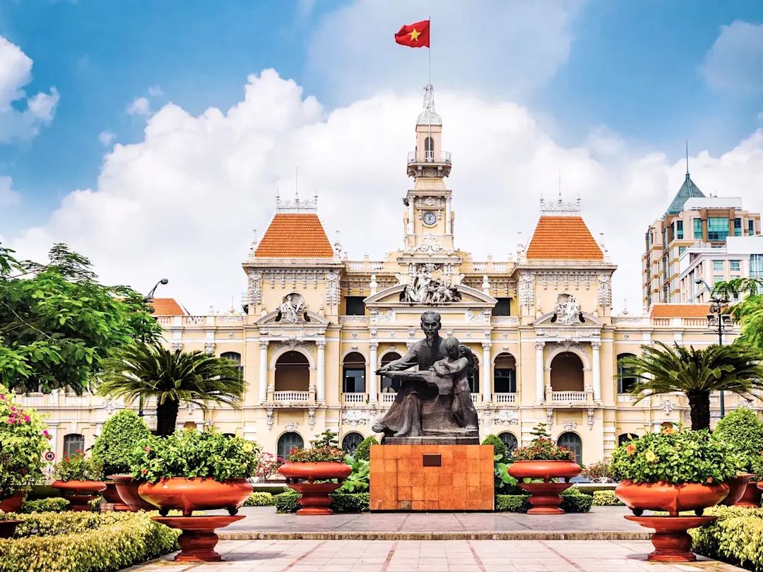 Kolonialgebäude mit ikonischer Architektur und beleuchteter Fassade. People's Committee Building, Ho-Chi-Minh-Stadt, Vietnam.