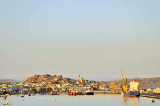 Promenade le long du port Robert Harbour à Lüderitz en Namibie au coucher du soleil.
