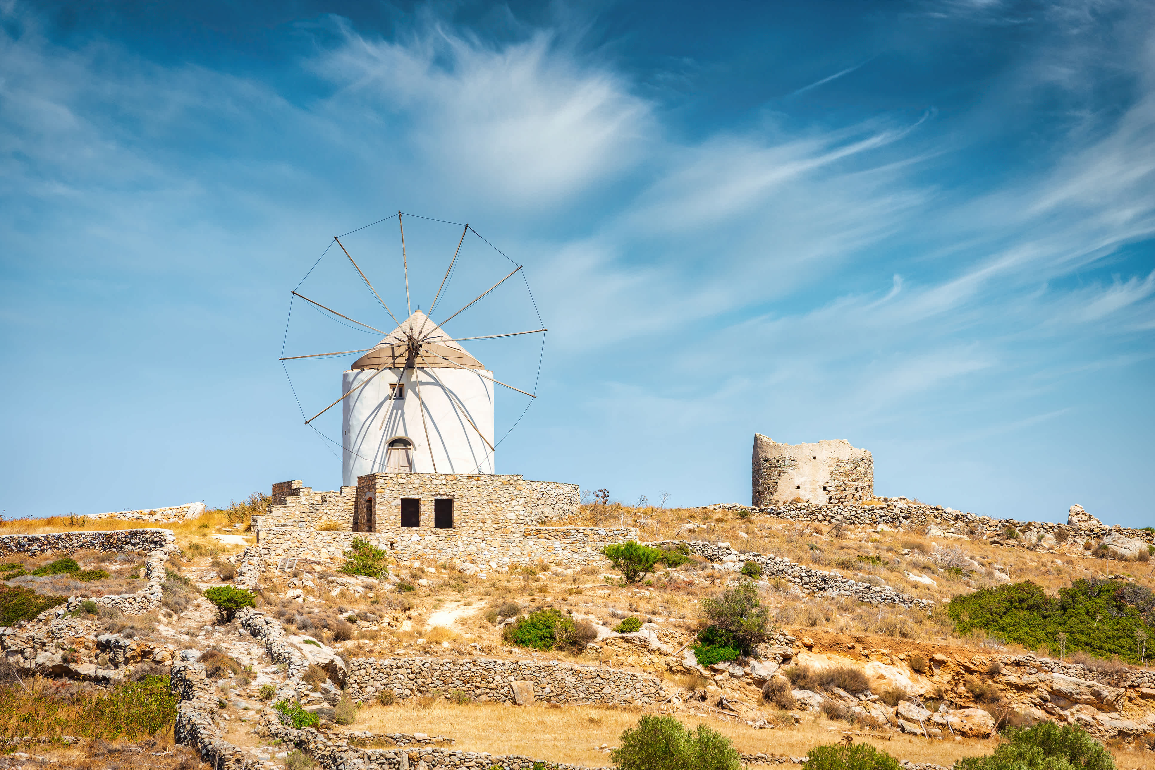 Des villages pittoresques avec des moulins à vent - à découvrir lors d'un séjour à Paros.