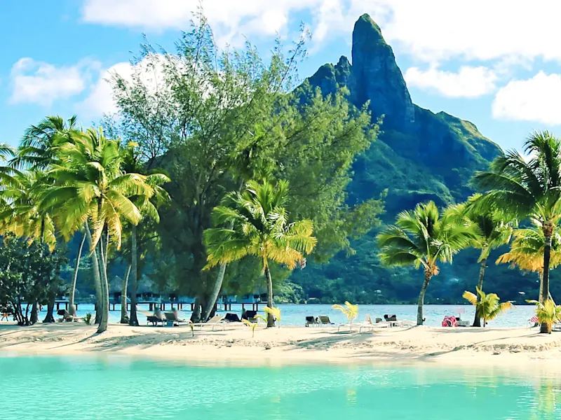 Französisch-Polynesien, Bora Bora, Vaitape Palmenstrand mit Blick auf den Mount Otemanu. Vaitape, Bora Bora, Französisch-Polynesien.
