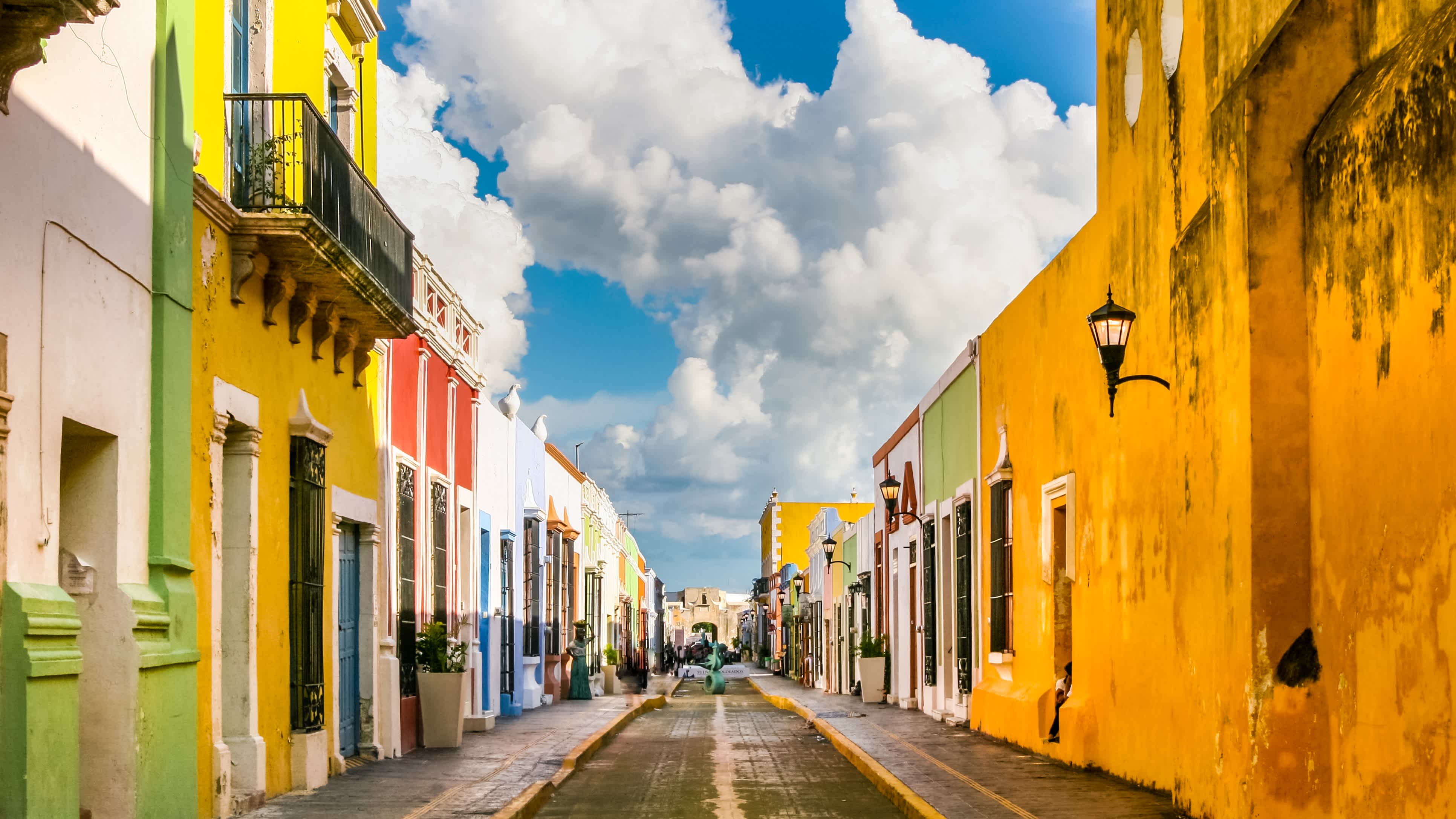 Rue bordée de façades de maisons colorées à Campeche, Mexique