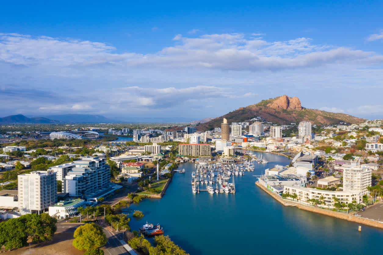 Vue sur Townsville et sur les montagnes en arrière-plan en Australie