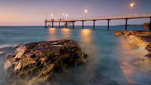 Coucher de soleil sur la jetée de Nightcliff à Darwin, Territoire du Nord, Australie

