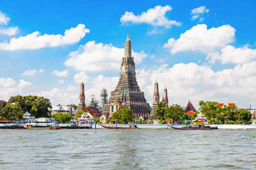 Wat-Arun-Tempel in Bangkok vom Wasser aus gesehen bei einer Thailand-Reise mit Bangkok und Inselhopping