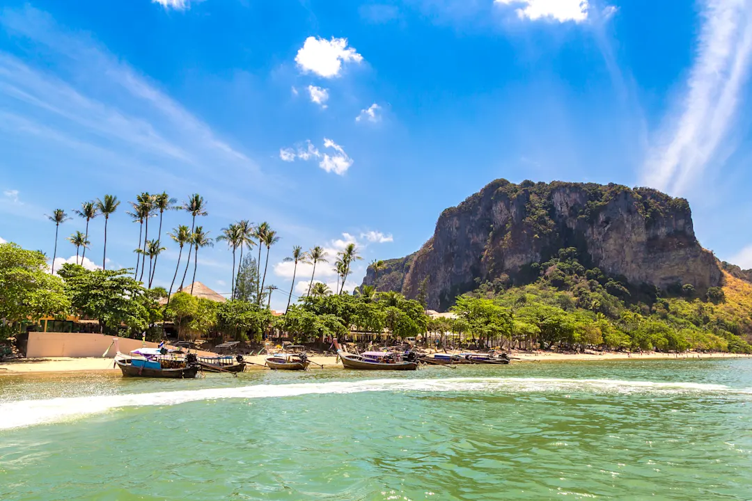 Strand mit Holzbooten in Ao Nang
