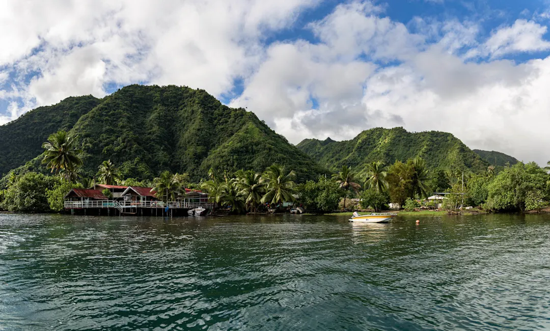 Wunderschöne Landschaft am Meer mit Bergen im Dorf Teahupoo