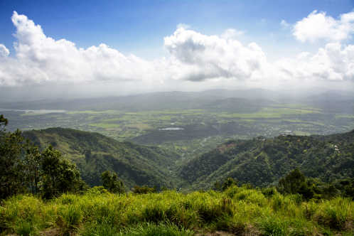 Blick auf das saftige grüne Jarabacoa Tal in der Dominikanischen Republik