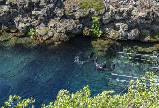 plongeurs à Silfra dans le parc national de Thingvellir, Islande.

