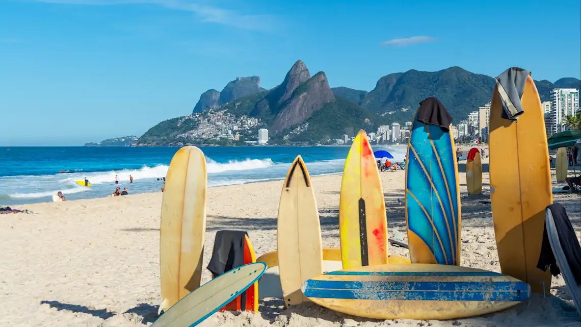 Brasilien, Rio de Janeiro, Ipanema-Strand Surfbretter auf Ipanema-Strand in Rio de Janeiro, Brasilien.