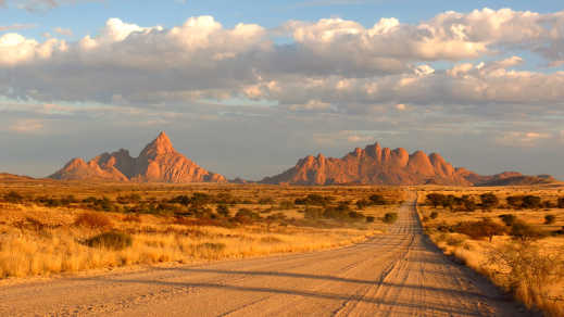 Blick auf die Straße und den Spitzkoppe-Berg in Namibia.
