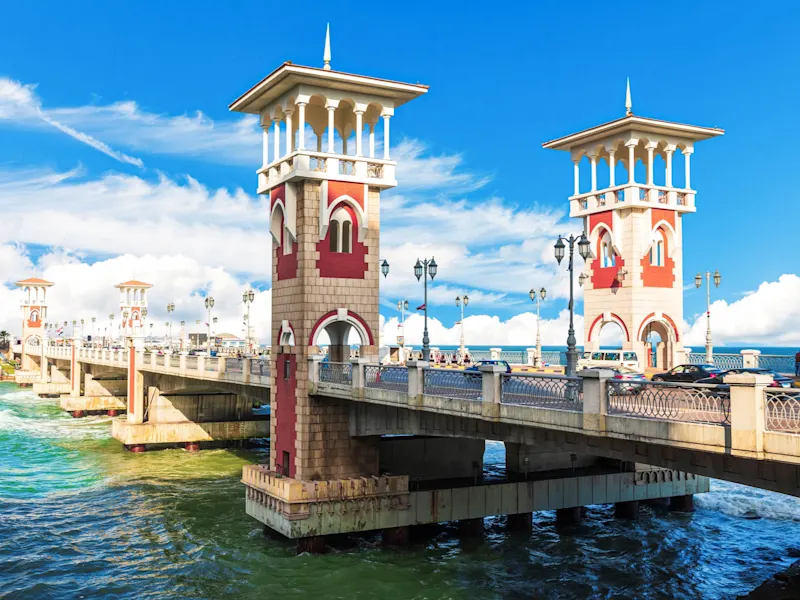 Stanley-Brücke, Alexandria, Ägypten Die Stanley-Brücke mit markanten Türmen, hellem Mauerwerk und verzierten Geländern über dem Meer, in Alexandria, Ägypten.