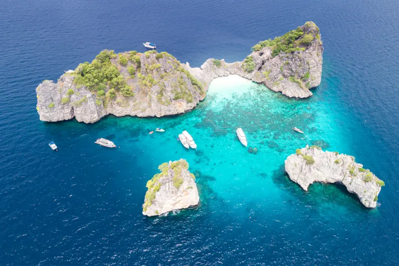 Koh Ha, Thailand Aerial der wunderschönen Inseln Koh Ha direkt am Ufer von Ko Lanta in der Andamanensee, Südthailand