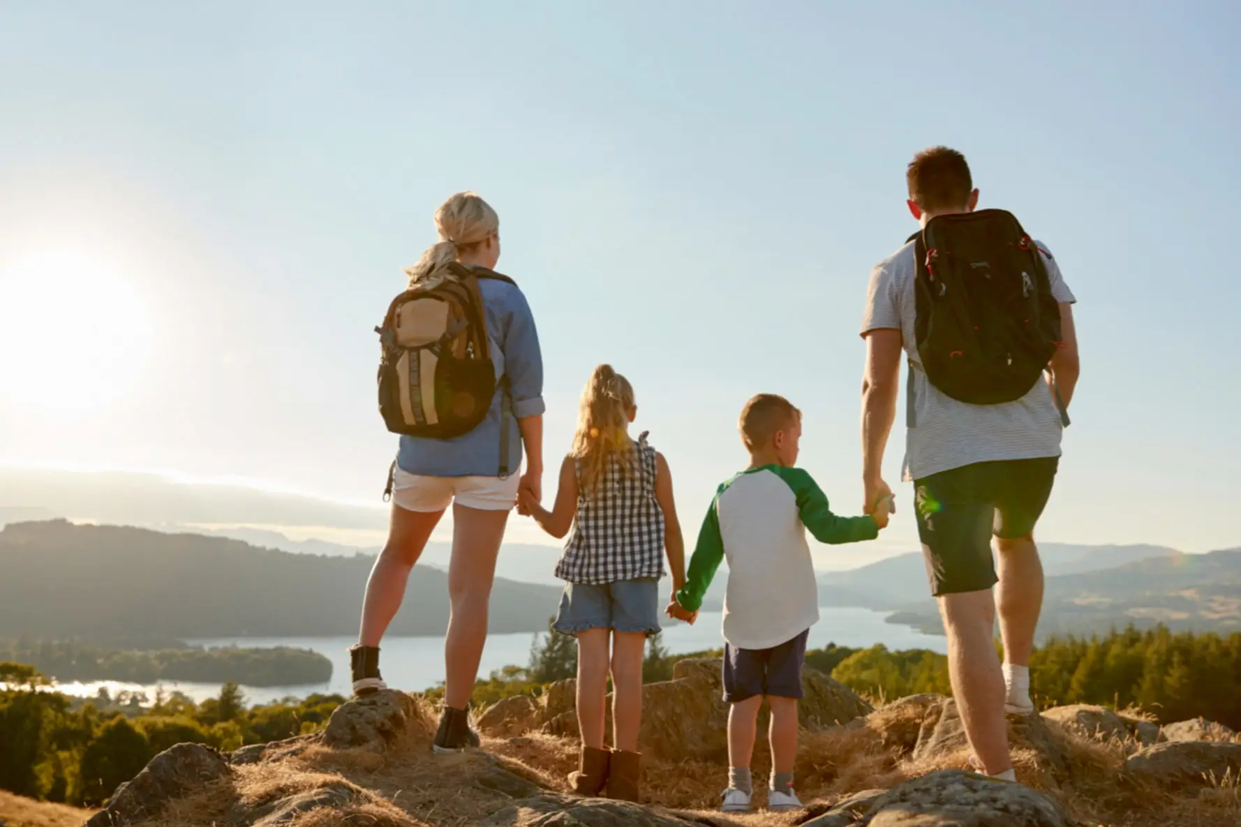 UK, England, Lake District Eine Familie an der Spitze des Hügels im Lake District, England, UK.