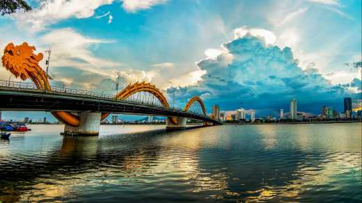 Le pont du Dragon au coucher du soleil, à Da Nang, au Vietnam