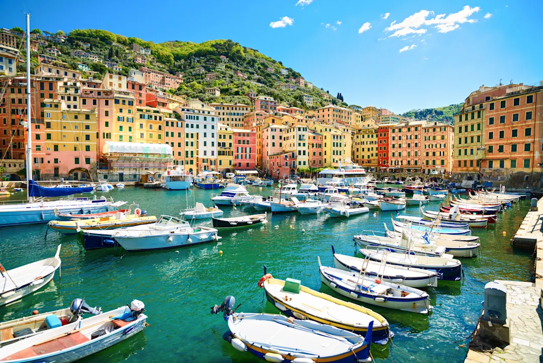 Boote im Hafen von Camiglo in Italien.