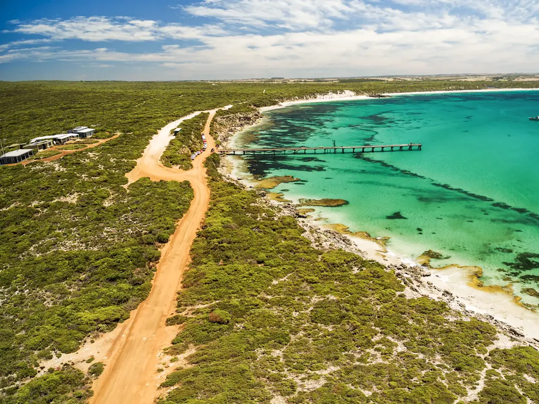 Küstenlandschaft mit Steg am türkisblauen Meer. Innes National Park, South Australia, Australien.
