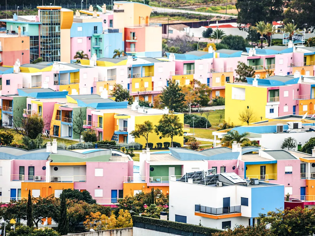 Bunte Häuserreihe in Albufeira, Portugal, mit hellen Farben und modernen Designs.
