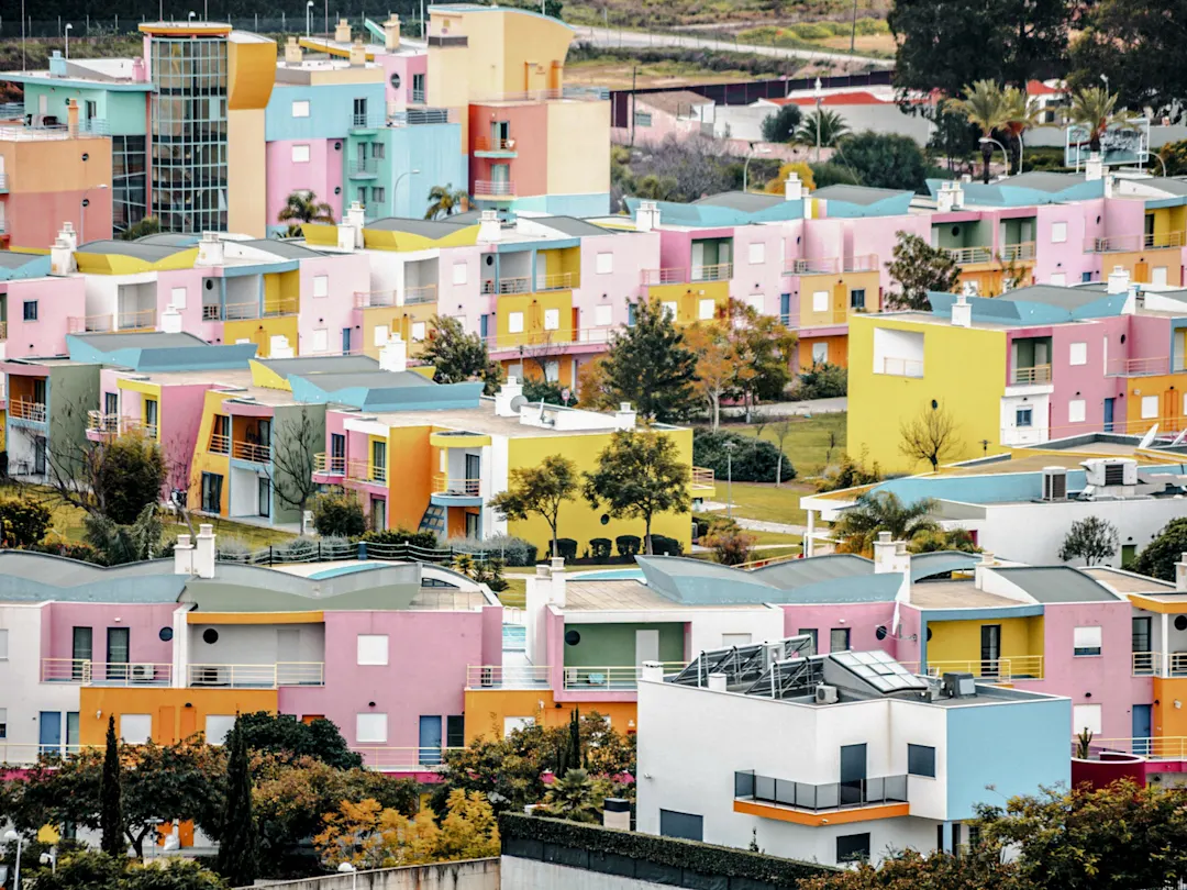 Bunte Häuserreihe in Albufeira, Portugal, mit hellen Farben und modernen Designs.
