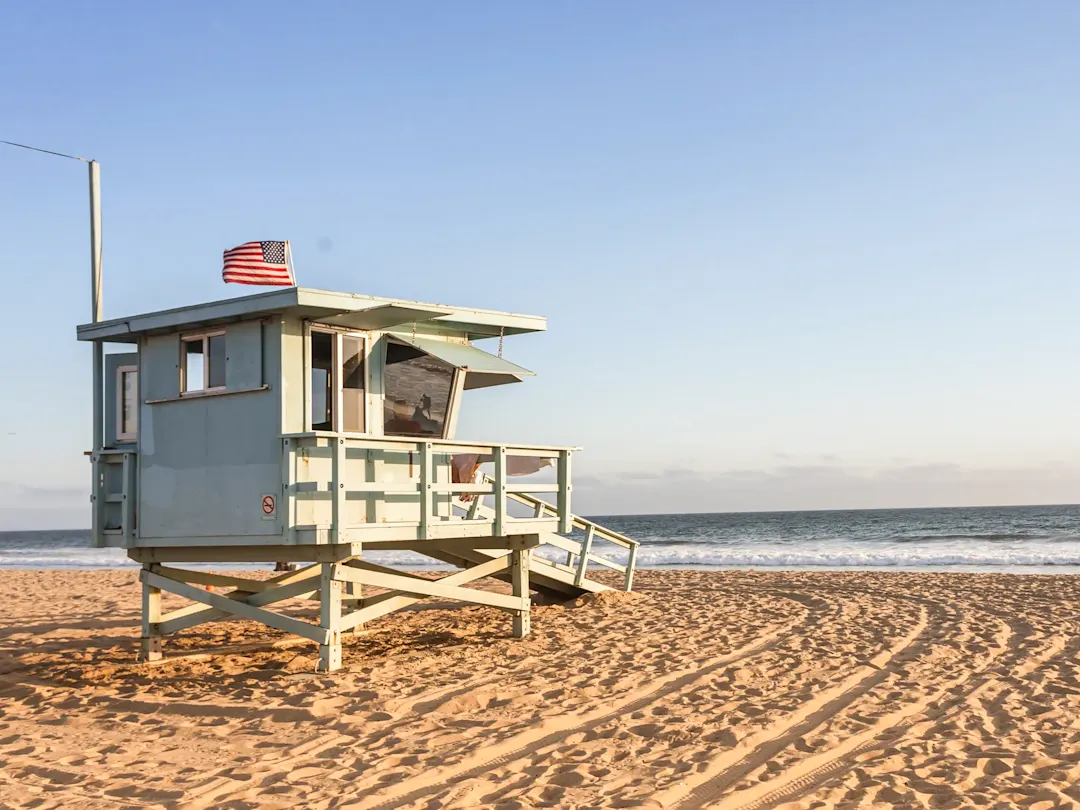 Rettungsschwimmerhütte am Sandstrand bei Sonnenuntergang. Miami Beach, Florida, USA.
