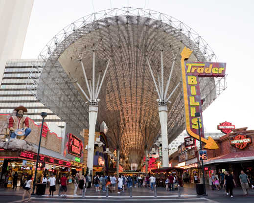 Faites du shopping pendant votre voyage à Las Vegas dans la célèbre Fremont Street.
