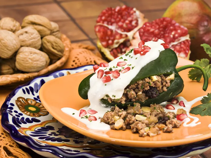 Puebla, Puebla, Mexiko Traditionelles Gericht Chiles en Nogada, gefüllte Paprika mit Walnusssoße und Granatapfelkernen. Puebla, Puebla, Mexiko.