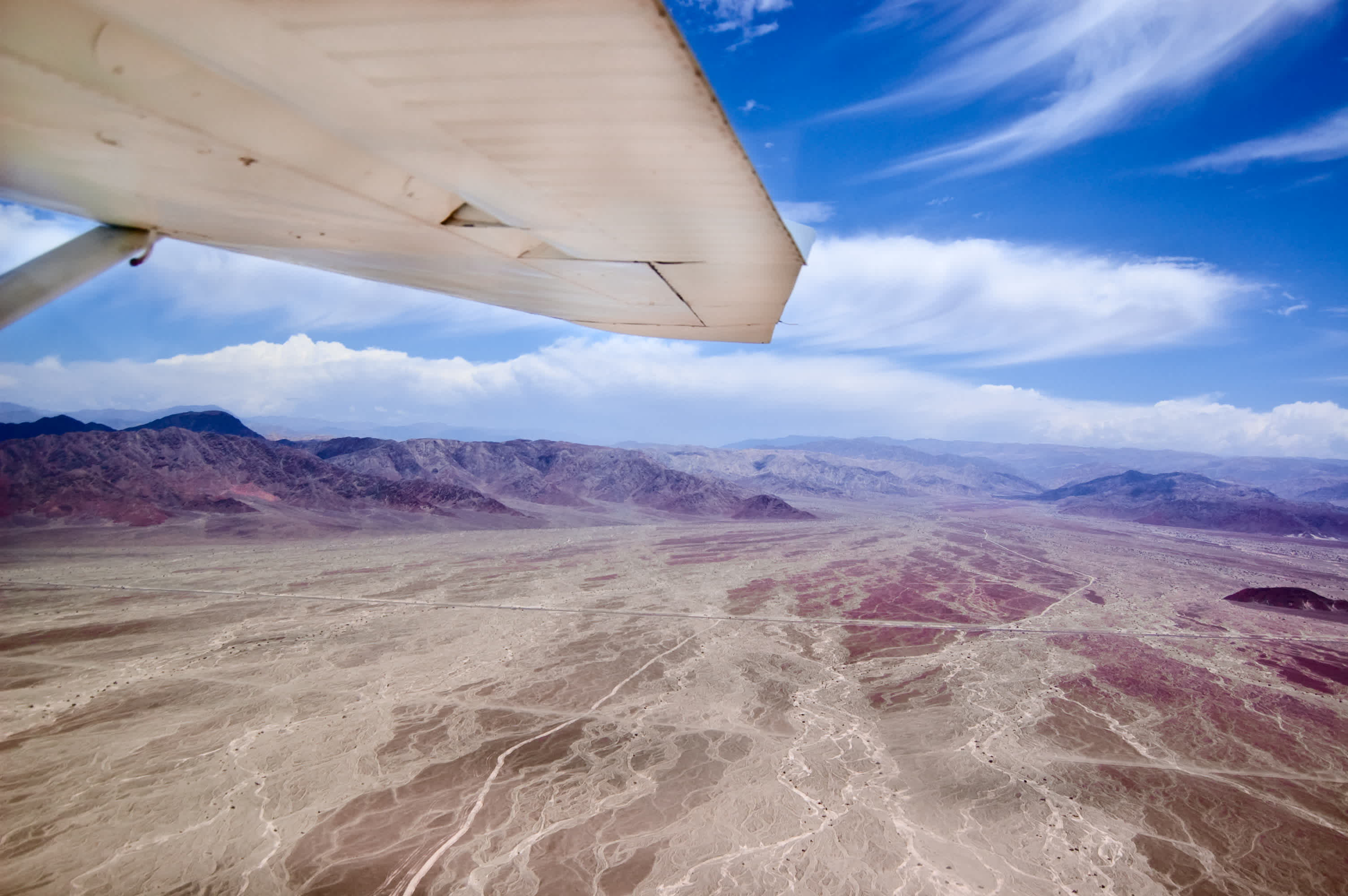Die Nazca-Wüste unter Flügel