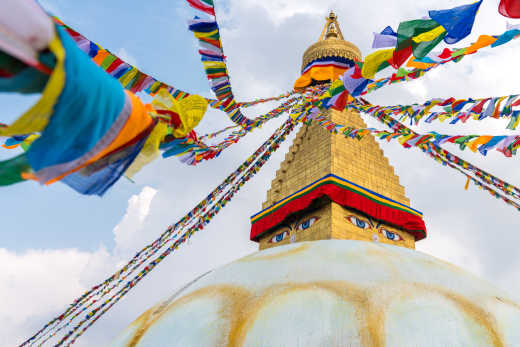 Die Boudhanath Stupa ist ein buddhistischer Tempel in Kathmandu, geziert mit den Augen Boudhas die in alle Himmelsrichtungen blicken. 
