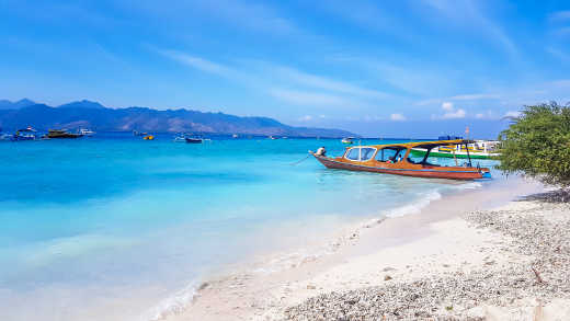 Ein Boot am Ufer auf Gili Air, Gili Inseln, Indonesien. 

