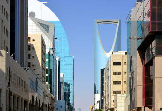 Blick entlang der Hanifa Valley Street auf den Turm des Kingdom Centre, Riad, Saudi-Arabien.