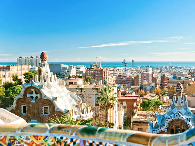 Blick auf Barcelona mit Park Güell und Gaudís Mosaiken. Barcelona, Katalonien, Spanien.