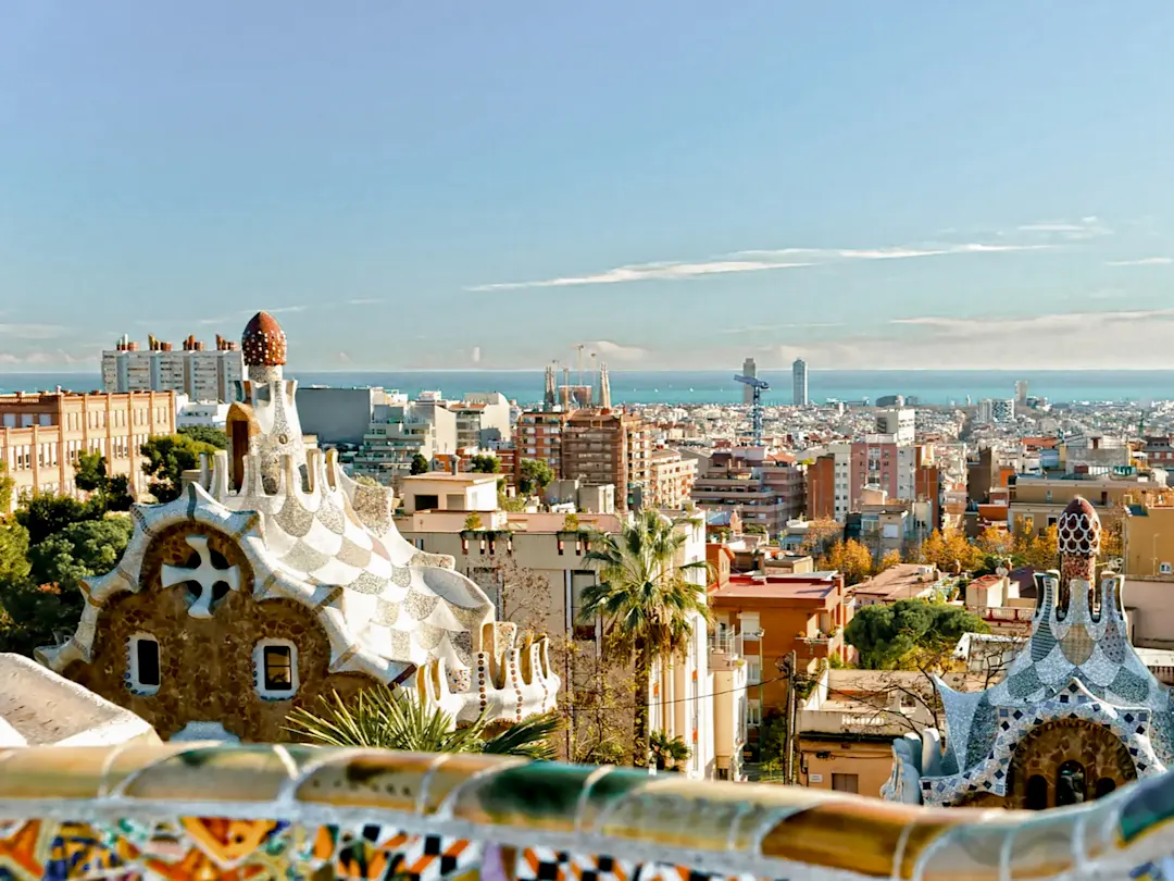 Blick auf Barcelona mit Park Güell und Gaudís Mosaiken. Barcelona, Katalonien, Spanien.