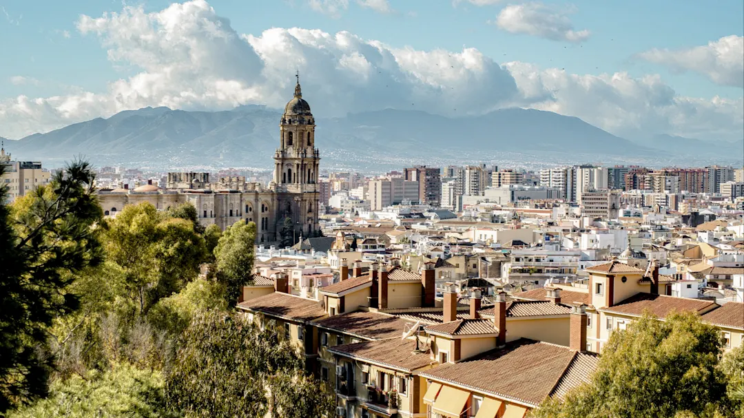 Panoramablick auf die Kathedrale von Málaga und die Stadtlandschaft, umgeben von Bergen. Málaga, Andalusien, Spanien.