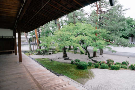 Temple bouddhiste et vue sur le jardin