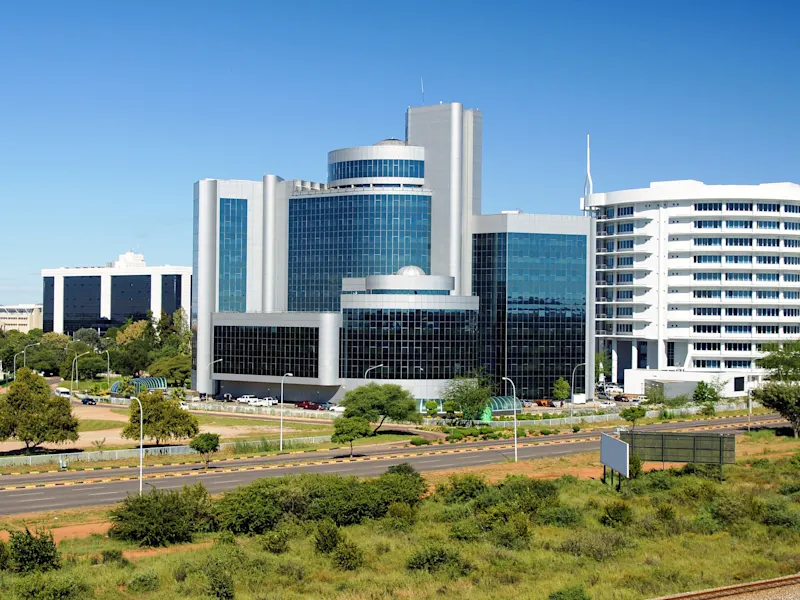 Gaborone, Botswana Moderne Hochhäuser mit Glasfassaden im Bankenviertel bei blauem Himmel. Gaborone, South-East, Botswana.