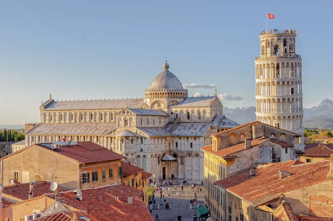 Blick auf den Dom und den schiefen Turm von Pisa - zu entdecken bei einem Pisa Urlaub